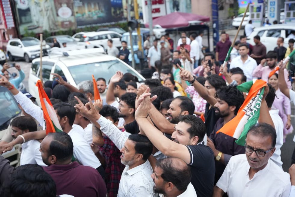 देहरादून में भाजपा कांग्रेस ने सड़क पर उतर कर ललकारा
