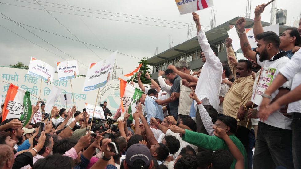 पेपर लीक मामले में कांग्रेस ने तकनीकी विवि का किया घेराव