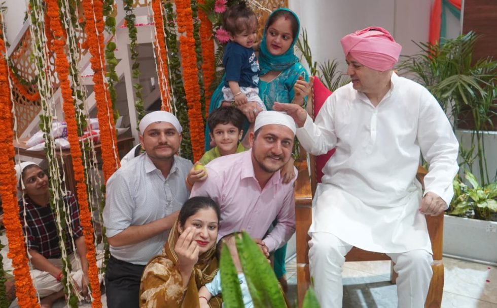 गुरु चरणों में श्रद्धा अर्पित कर श्रद्धालुओं ने मांगा आशीर्वाद