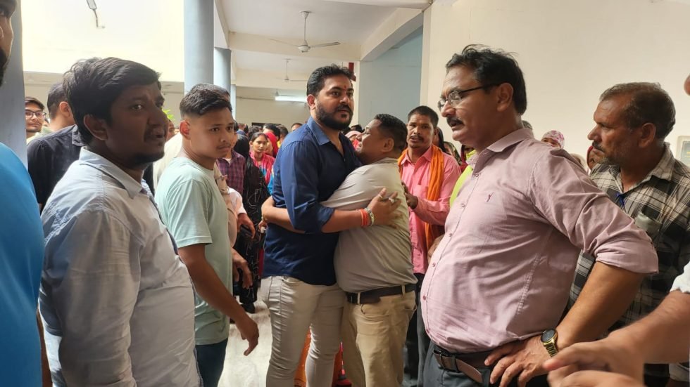 बीस घंटे बाद खत्म हुआ सितारगंज तहसील का गतिरोध