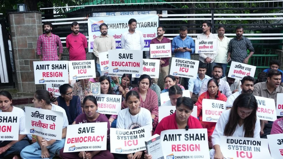 शाह व मोदी के इस्तीफे को लेकर सड़क पर उतरी महिला कांग्रेस