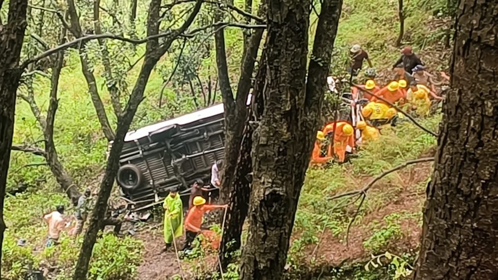 रामगढ़ मुक्तेश्वर मार्ग पर मिनी बस खाई में गिरी, एक की मौत