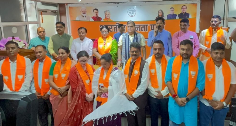 श्रीनगर नगर निगम की मेयर व पति की घर वापसी