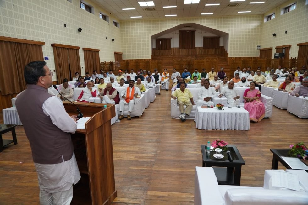 सरकार और जनता के बीच समन्वय करें दायित्वधारी धामी