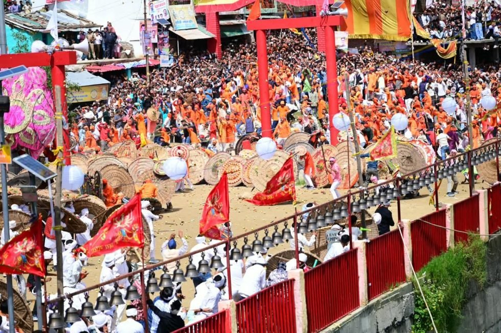 विरासत ऐतिहासिक पाषाण युद्ध के साक्षी बने लाखों श्रद्धालु