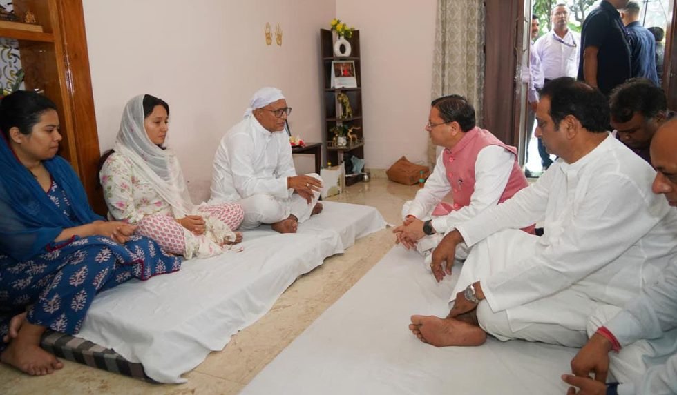 सीएम ने भाजपा नेता स्वर्गीय वीरेंद्र बिष्ट के परिजनों को दी सांत्वना
