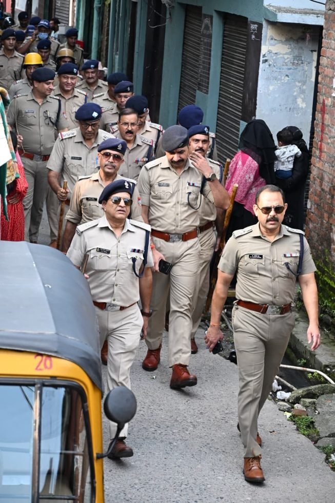 सुप्रीम फैसले से पहले, बनभूलपुरा में पुलिस का फ्लैग मार्च