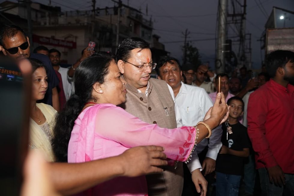 सीएम ने रुकवाया काफिला और खिंचवाईं सेल्फी
