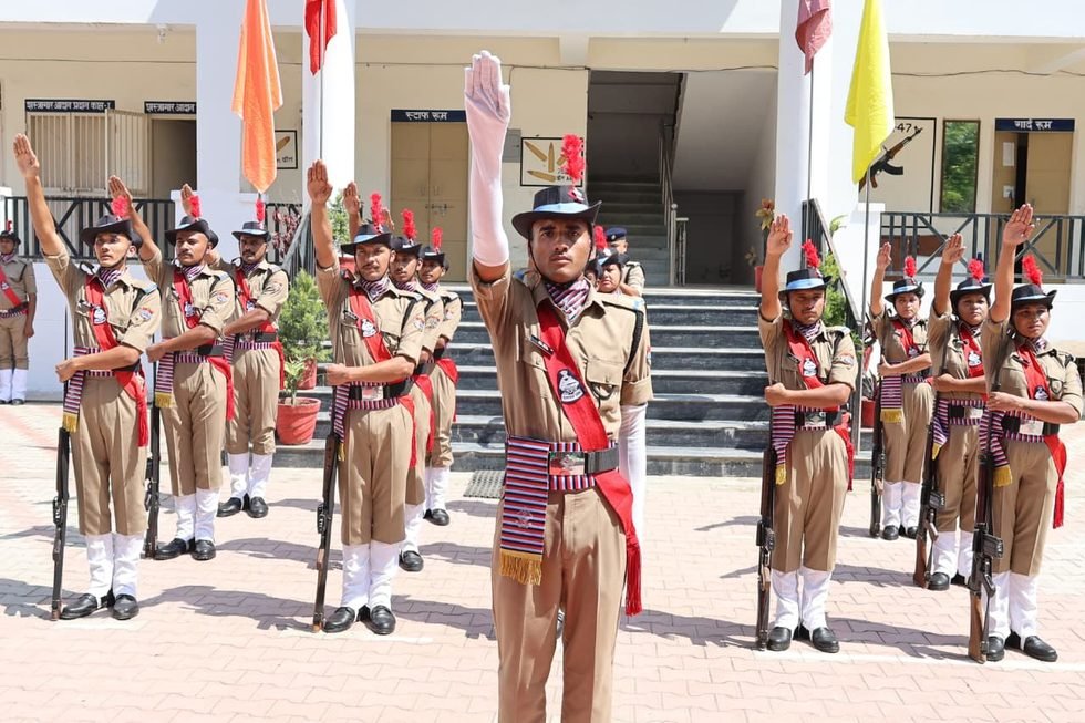 कड़ा प्रशिक्षण पूरा कर 15 आरक्षी पुलिस की मुख्यधारा में शामिल