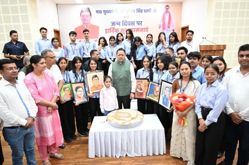 सीएम के जन्मदिवस पर उमड़ा बधाइयों का जनसैलाब