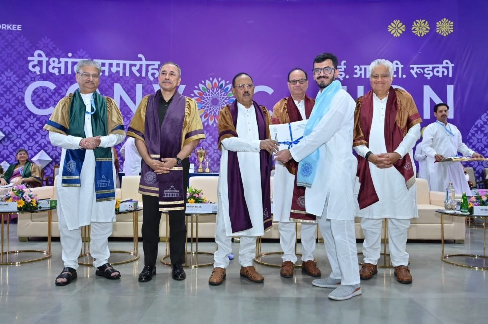 आईआईटी स्नातक विद्यार्थियों को डिग्रियां प्रदान की गईं