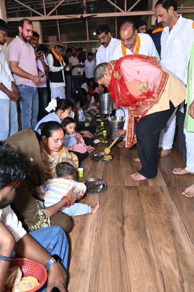 मां डाट काली मंदिर में हरीश रावत ने कराया भंडारा