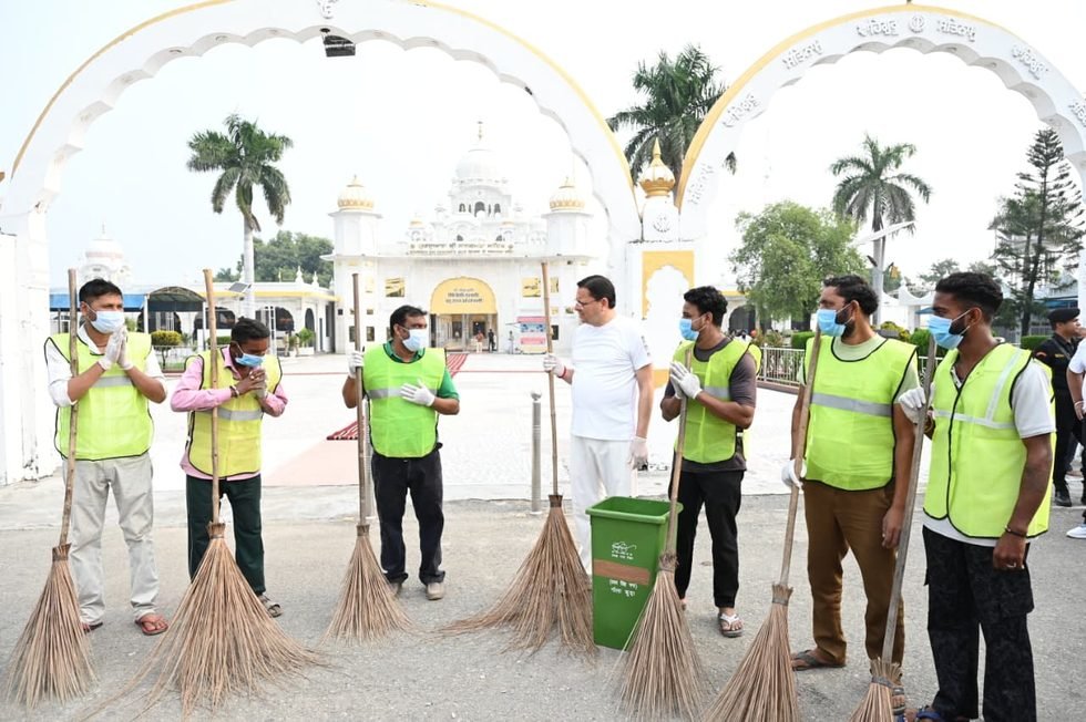 नानकमत्ता में सीएम ने स्वच्छता अभियान में लिया हिस्सा