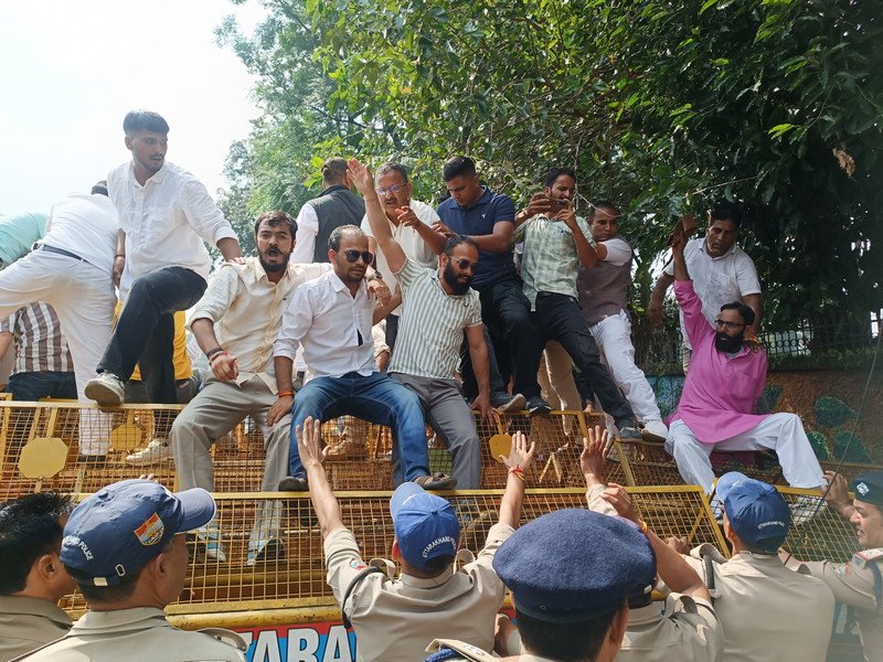 प्रधानों का सचिवालय कूच, बैरिकेडिंग तोड़कर सड़क पर धरना