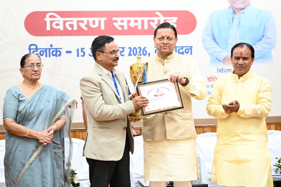मेधावी छात्र छात्राओं व प्रधानाचार्यों सम्मानित