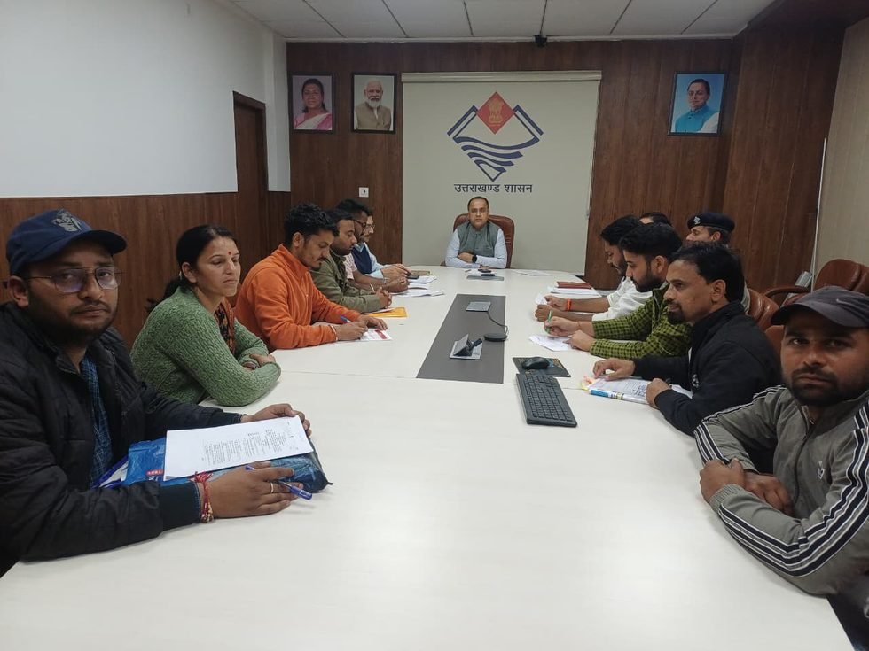 बेरोजगार युवाओं का सचिवालय कूच, पुलिस से धक्कामुक्की